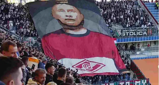 Legia Varsavia shock: la coreografia degli Ultrà che raffigura Putin con un cappio al collo