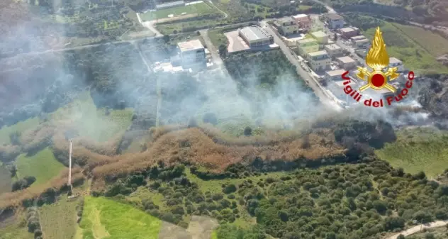 Castelsardo. Canneto va a fuoco, le fiamme coinvolgono alcuni capannoni