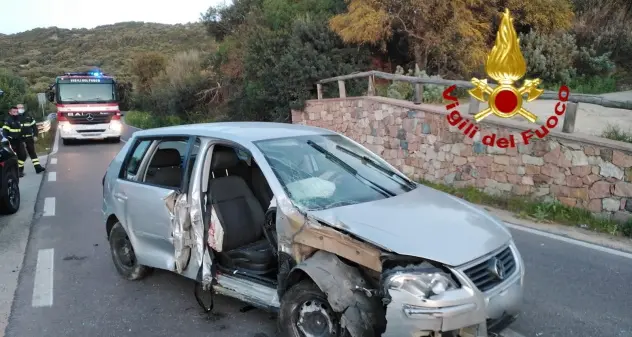 Violento scontro di un’auto su un muretto, quattro i feriti