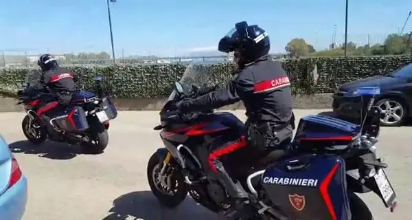 I piccoli alunni delle elementari ringraziano i Carabinieri: la sorpresa in classe