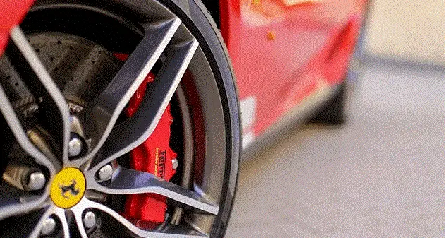 Alla guida di una Ferrari senza patente: super multa da 8mila euro