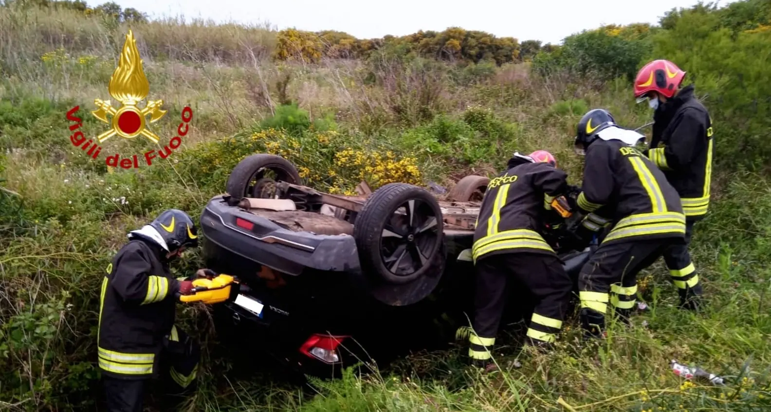 Portoscuso. Auto esce di strada e si ribalta: il conducente estratto dalle lamiere