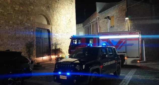 Escalaplano. Casa in fiamme: anziana salvata dai carabinieri