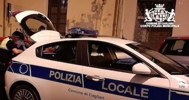 Cagliari. Incidente in via Cadello, sfonda la vetrina di una farmacia: grave un 28enne