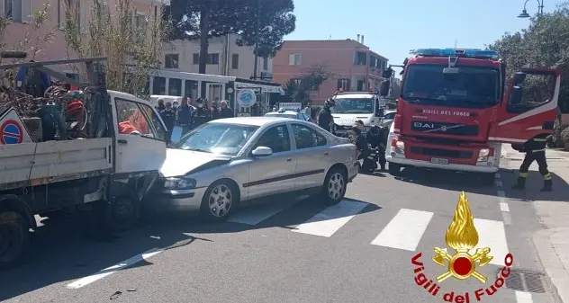 Schianto fra auto e Ape Poker a Santa Teresa Gallura