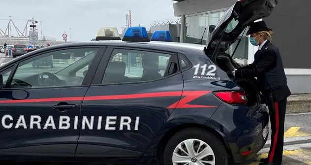 Insulta, minaccia e tenta di speronare l'ex marito: denunciata 50enne