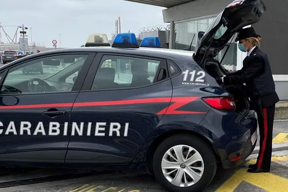 Carabinieri effettuano controlli degli autisti NCC all\\'Aeroporto di Roma Leonardo Da Vinci, 15 Aprile 2022. ANSA/UFFICIO STAMPA PROVINCIALE CARABINIERI DI ROMA