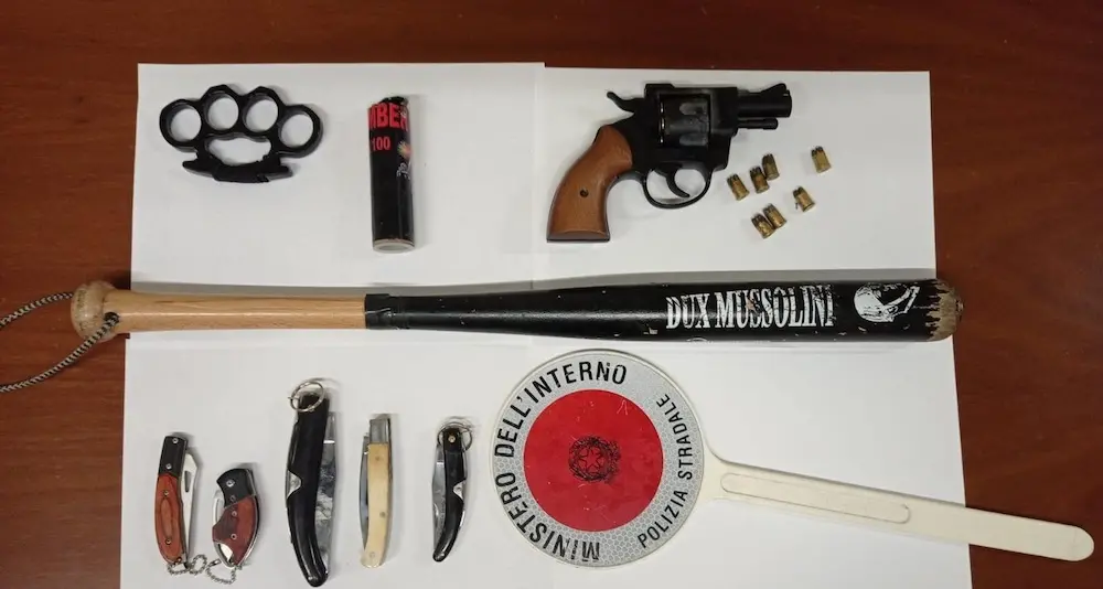 Sassari. In auto con 5 coltelli, una mazza di legno, un tirapugni e una pistola a scacciacani: denunciato 23enne
