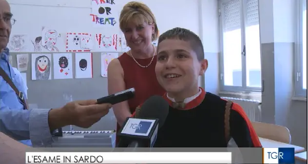 Il piccolo Luca all'esame di terza media in abito tradizionale: risponde alle domande in sardo e suona l'organetto
