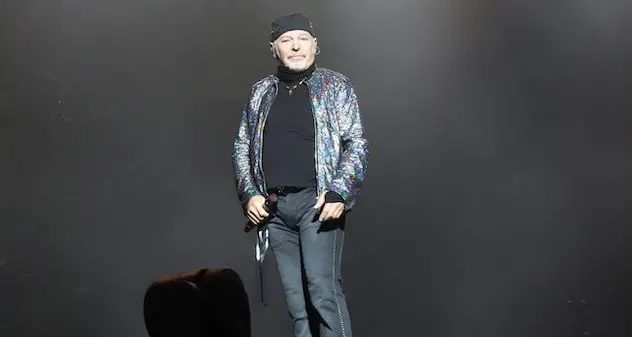 Cagliari, Vasco Rossi fa impazzire i 35 mila della Fiera | IL RACCONTO E LE FOTO