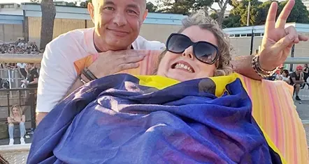 Il sogno avverato di Laura Floris, di Desulo, malata di sclerosi multipla. Al concerto con la musica di Vasco Rossi. VIDEO
