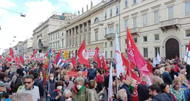 25 aprile: Enrico Letta contestato a Milano, “servo della Nato”