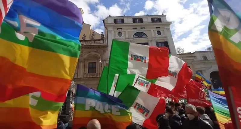 Striscioni anti Usa e Nato a Roma. Anpi: \"Inopportuni\"