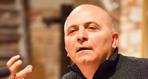Musica, danza, poesia, multimedialità e giochi di luci sull’acqua, ecco “Bentu de notas”
