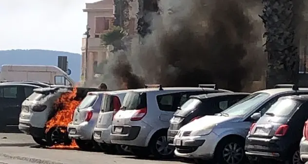 Alghero. A fuoco una Jeep sui Bastioni