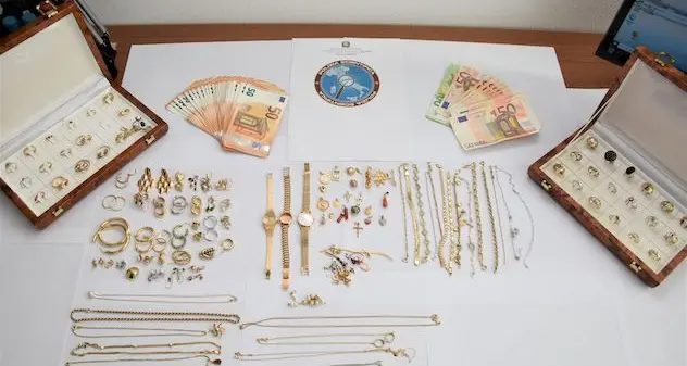 Alghero. Furto di denaro e gioielli, nei guai due giovani donne
