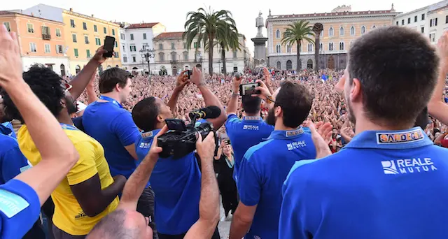 La Sardegna abbraccia la Dinamo, in cinquemila per il saluto ai Giganti