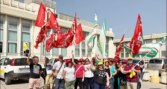 Poste Italiane, lavoratori dell’appalto delle pulizie in ginocchio: “Da oltre due mesi senza stipendio”. VIDEO