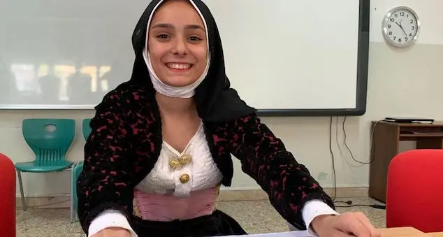 Giulia, l’esame di terza media con il costume tradizionale di Ossi