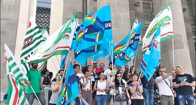 Senza lavoro e disperati, sit in davanti al Tribunale. Porcedda: “Loro non hanno fatto Bingo, aspettano di rientrare in servizio”