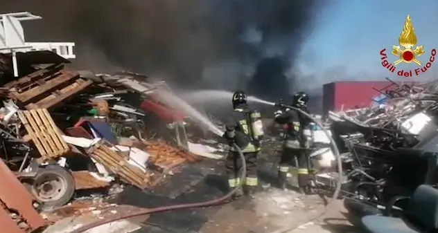 Selargius. Vasto incendio nel campo rom