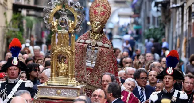 Niente attesa per San Gennaro: il sangue si è già liquefatto