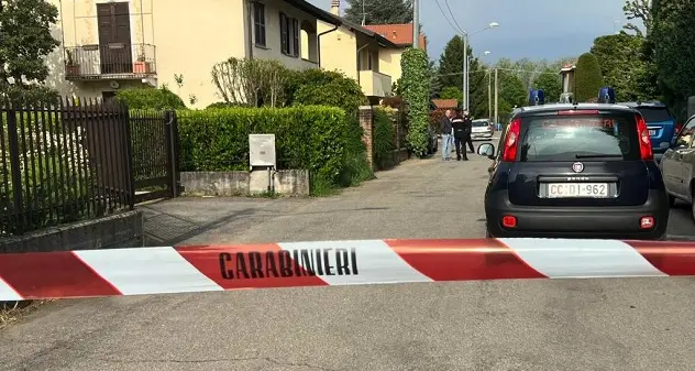 Donna trovata morta in casa insieme alla figlia, grave il figlio: sospetti tutti sul padre