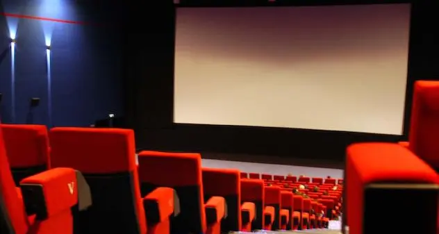 La protesta dei cinema contro l’obbligo di mascherine: lecca-lecca in regalo all’ingresso