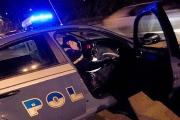 ANCONA, 17 GIU - Volanti polizia.