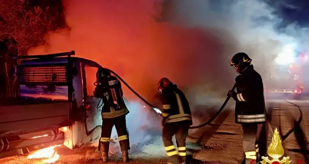 Olbia. Un’auto e un furgone vanno a fuoco, ingenti i danni riportati