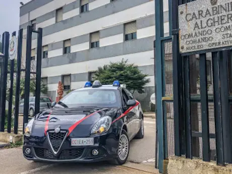 Maschere di \"La Casa di Carta\" per rapinare i negozi: fermati quattro giovani ad Alghero