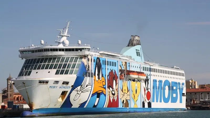 Maltempo: traghetti cancellati per mare in burrasca, voli regolari ma con possibili ritardi