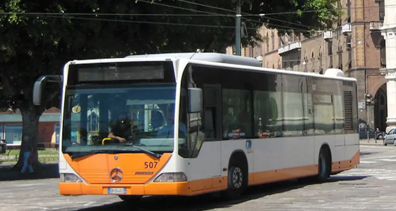 Cagliari. Non gli dà la precedenza, insegue e aggredisce l’autista di un autobus