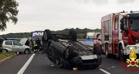 Scontro tra due auto sulla Sassari-Olbia: tre persone in ospedale