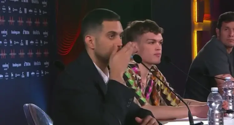 Mahmood, che gaffe. Rutto alla conferenza stampa Eurovision, video virale