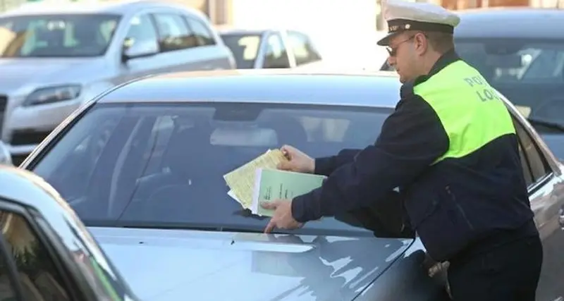 Ecco perché lasciare l'auto in sosta con il finestrino aperto può rientrare nelle violazioni di legge