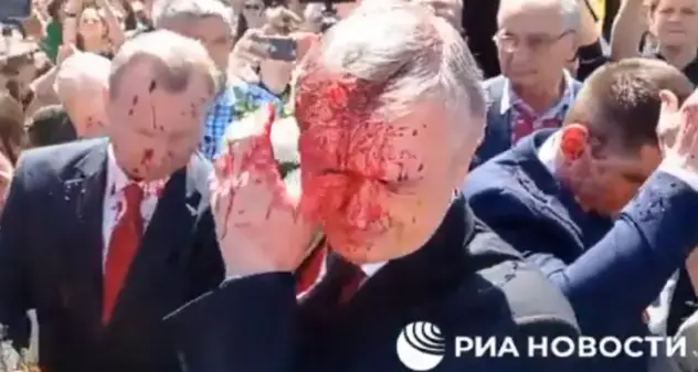 Polonia. Vernice rossa lanciata contro ambasciatore russo durante celebrazioni 9 maggio