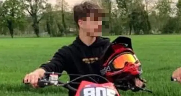 Travolto in scooter da poliziotto ubriaco: muore un 17enne
