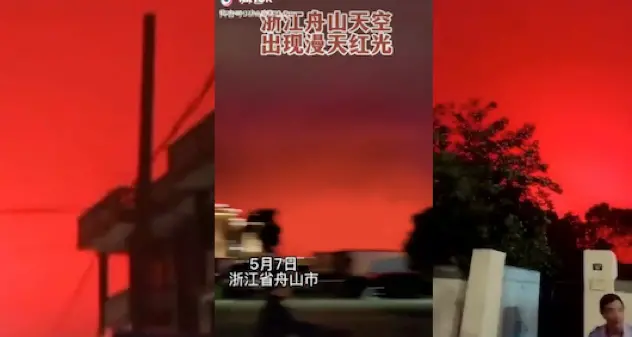 Lo strano fenomeno in Cina: il cielo si tinge di rosso