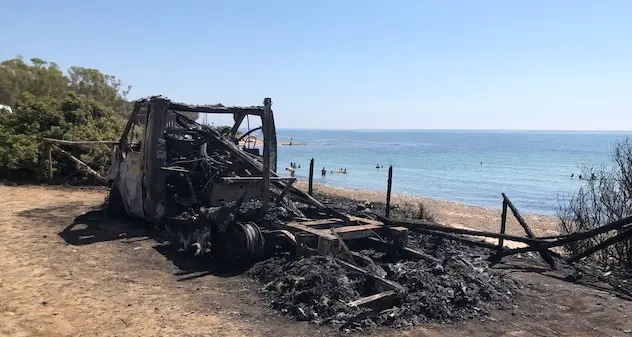 Camper prende fuoco sul lungomare di Santa Margherita