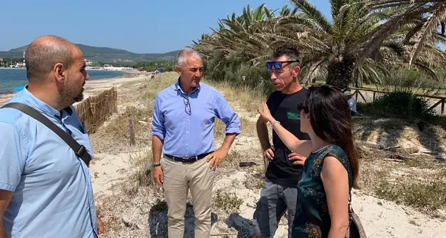 Maria Pia. Sopralluogo del Sindaco Mario Conoci: “Riparte e si intensifica la pulizia dell’arenile”