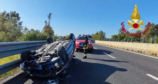 Auto si ribalta sulla 131, intervengono i Vigili del fuoco