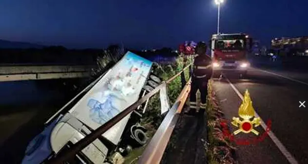 Santa Giusta. Camion finisce in acqua e si ribalta