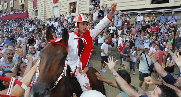 Al Palio di Siena trionfa Tittìa per la contrada della Giraffa