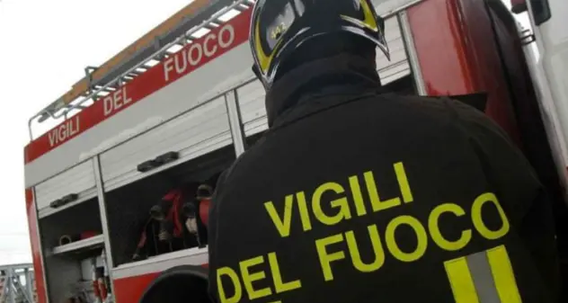 Panico a Quartu, case evacuate e inquilini intossicati per un incendio di auto