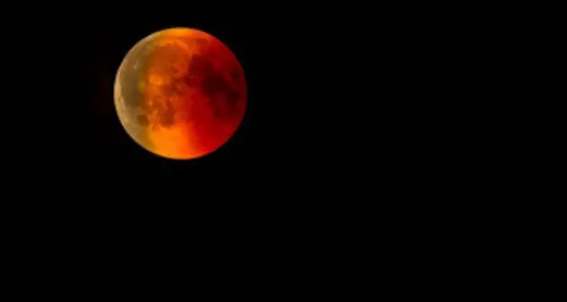 Appuntamento con l'eclissi: nella notte la Superluna rossa