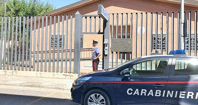 Mistero sulla cassaforte con fucili ritrovata sulla strada. Indagano i Carabinieri