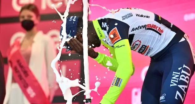 Girmay vince la tappa del Giro ma è costretto a ritirarsi: si fa male con il tappo dello spumante
