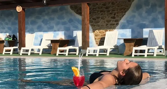 Oniferi. Alla scoperta della Piscina “Acqua Drink”: relax, buon cibo e intrattenimento nel cuore della Barbagia