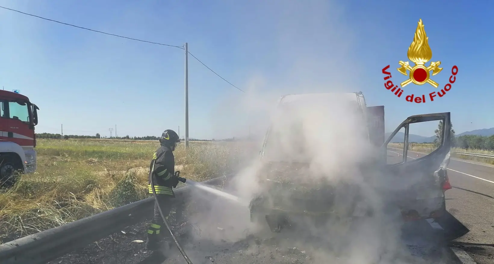 Sestu. Furgone prende fuoco all'improvviso: conducente riesce a mettersi in salvo